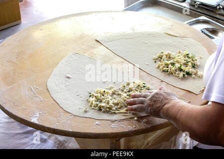 Köchinnen türkische Pita 'Gözleme' mit Käse und Grüns Stockfoto