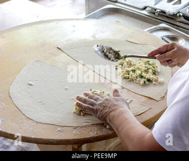 Köchinnen türkische Pita 'Gözleme' mit Käse und Grüns Stockfoto