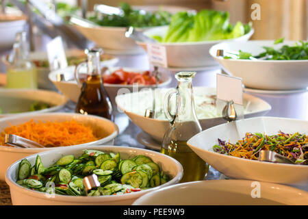 Salat bar im Hotel. Frische Gurke, Karotten und Olive oi Stockfoto