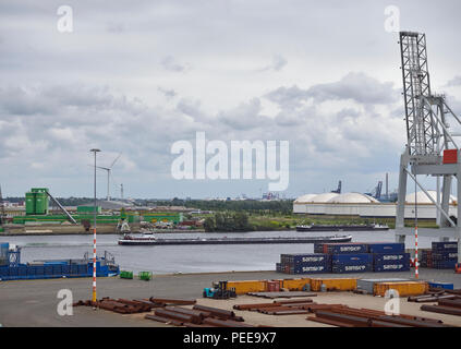 2 Große Fluss Cargo Lastkähne Pass im Norden siehe Canal in der Nähe von Den Haag in den Niederlanden und Europa. Stockfoto