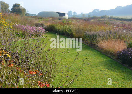 Blick über oudolf Feld, entworfen von dem renommierten Landschaftsarchitekten Piet Oudolf, Radić Pavillon, entworfen von smiljan Radić, Hauser & Wirth, Somerset Stockfoto