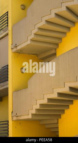 Moderne abgerundete Treppe in einem gelben Gebäude (Pesaro, Italien, Europa) Stockfoto