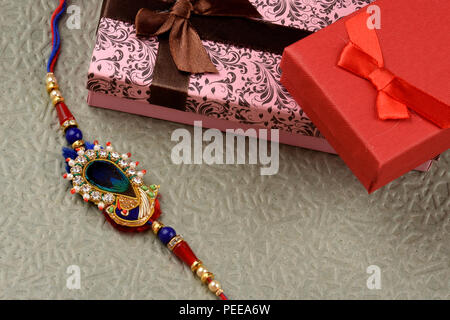 Indian Festival Raksha Bandhan, rakhi mit Geschenk Stockfoto
