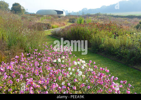 Blick über oudolf Feld, entworfen von dem renommierten Landschaftsarchitekten Piet Oudolf, Radić Pavillon, entworfen von smiljan Radić, Hauser & Wirth, Somerset Stockfoto