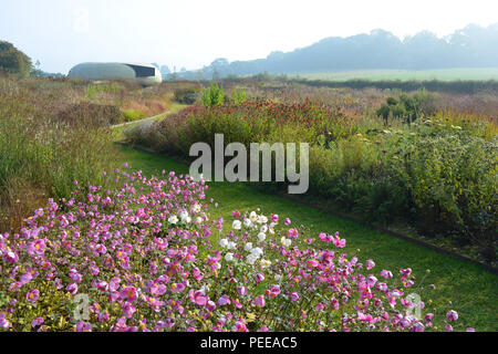 Blick über oudolf Feld, entworfen von dem renommierten Landschaftsarchitekten Piet Oudolf, Radić Pavillon, entworfen von smiljan Radić, Hauser & Wirth, Somerset Stockfoto