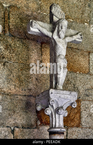 Steinernes kreuz und Kapital in der Kathedrale von Tui, Grenzstadt mit Portugal in der Region Galicien Pontevedra, Spanien, Europa Stockfoto