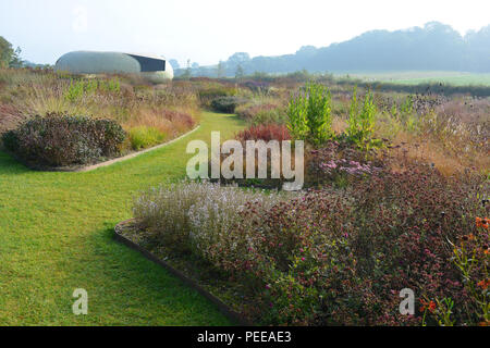 Blick über oudolf Feld, entworfen von dem renommierten Landschaftsarchitekten Piet Oudolf, Radić Pavillon, entworfen von smiljan Radić, Hauser & Wirth, Somerset Stockfoto