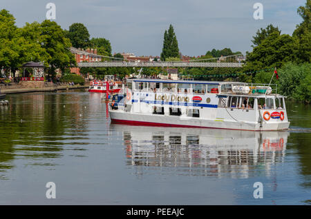 Chester, UK: Aug 6, 2018: Die Lady Diana dreht sich um, um nach der Einnahme von Touristen für ein Vergnügen Kreuzfahrt entlang des Flusses Dee. Stockfoto