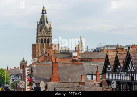 Chester, UK: Aug 6, 2018: Blick über die Dächer von Chester Stadtzentrum mit dem Turm von Chester Rathaus sichtbar. Stockfoto