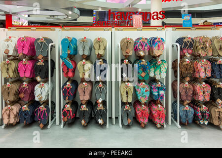 Anzeige von Flip Flops in einem Duty Free Shop am Flughafen Gatwick, Crawley, West Sussex, Großbritannien Stockfoto