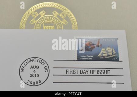 Der U.S. Postal Service stellte am 4. August 2015 den Coast Guard Forever Stamp im Hauptquartier der Douglas A. Munro Coast Guard in Washington, D.C. vor. Die Marke erinnert an die 225-jährige Dienstzeit der Küstenwache und unterstreicht ihre Rolle bei der Wahrung der nationalen Sicherheit, bei der Durchsetzung der Seerechtsvorschriften, bei Such- und Rettungseinsätzen und bei der Förderung wichtiger maritimer Interessen der USA in nationalen und internationalen Gewässern. Stockfoto