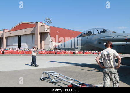 Mitglieder der Gemeinschaft beobachten, wie 173Rd Fighter Wing F-15 Mannschaft Leiter starten Sie eine F-15 Eagle während der base Open House gehalten an Kingsley Feld, Klamath Falls, Erz Aug 1, 2015 in Verbindung mit der Sentry Adler trainieren. Sentry Eagle ist ein multiforce Übung veranstaltet von der 173Rd Fighter Wing, California Air National Guard. Mehrere Flugzeuge aus dem ganzen Land in den unterschiedlichen Air Combat Training in einem Zeitraum von vier Tagen teilnehmen. (U.S. Air National Guard Foto von Master Sgt. Jennifer Shirar/freigegeben) Stockfoto