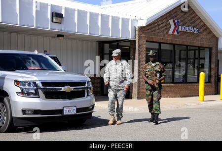 Oberst Shawn Harris, Michigan Nationalgarde, Leiter der Informationstechnologie, und Brig. Gen. Daniel D. Ziankahn jr., Stabschef der Streitkräfte von Liberia, verlassen Sie die Post Exchange im Camp Äsche gemeinsame Manöver Training Center in Grayling, Mich., Nov. 1, 2015. Michigan und Liberia sind Partner unter der US-Nationalgarde Partnerschaft Programm seit 2009. Der Besuch in Michigan von der liberianischen Streitkräfte hat dazu beigetragen, die Partnerschaft zwischen den Michigan National Guard und die Streitkräfte von Liberia zu stärken. (U.S. Air Force Foto von älteren Flieger Ryan Zes Stockfoto