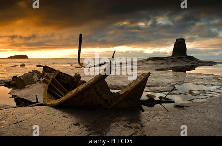 Schwarz Nab und das Wrack der Admiral von Tromp bei Sonnenuntergang. Saltwick Bay, England (4) Stockfoto