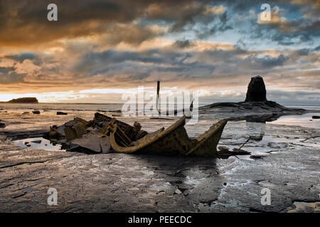 Schwarz Nab und das Wrack der Admiral von Tromp bei Sonnenuntergang. Saltwick Bay, England (5) Stockfoto