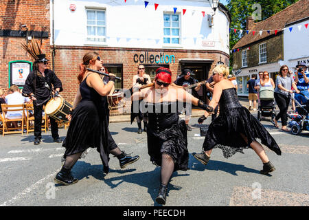 Traditionelle englische Volkstänzer, Frauen aus Wolfs Kopf und Vixen Morris Dance Seite, Tanzen in der Straße am Sandwich Folk und Ale-Festival. Stockfoto