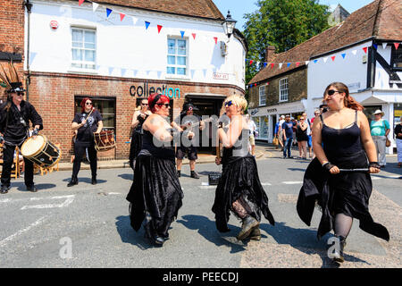 Traditionelle englische Volkstänzer, Frauen aus Wolfs Kopf und Vixen Morris Dance Seite, Tanzen in der Straße am Sandwich Folk und Ale-Festival. Stockfoto