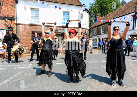 Traditionelle englische Volkstänzer, Frauen aus Wolfs Kopf und Vixen Morris Dance Seite, Tanzen in der Straße am Sandwich Folk und Ale-Festival. Stockfoto