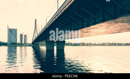 Kabel-gebliebene Brücke über den Fluss Daugava in Riga, Lettland. Stockfoto