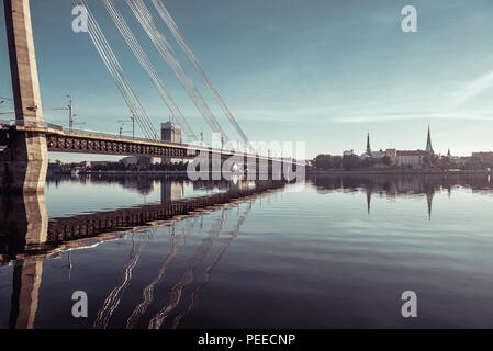 Kabel-gebliebene Brücke über den Fluss Daugava in Riga, Lettland. Stockfoto