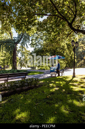 RIGA, LETTLAND - SEPTEMBER 09: Eis in der Bastion Hill Park Abschaltdruck (Bastejkalns). Dies ist schön und ruhig im Zentrum von Riga am 09. Stockfoto