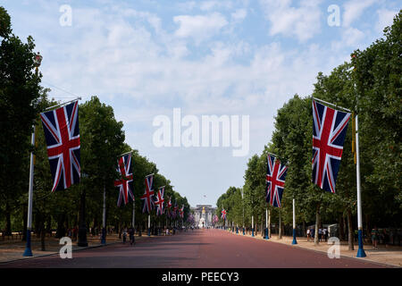 Blick über das Einkaufszentrum mit Union Jack-Flaggen an den Flanken zum Buckingham Palace in London, Großbritannien Stockfoto