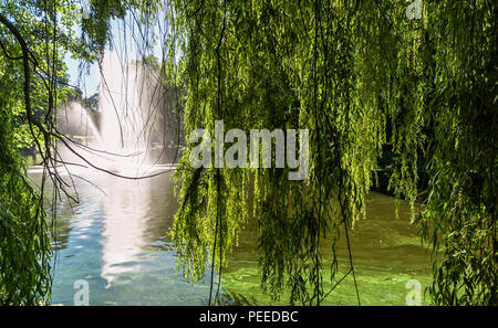 Brunnen in Riga Canal, fließt durch die Bastion Park (Bastejkalns). Lettland Stockfoto