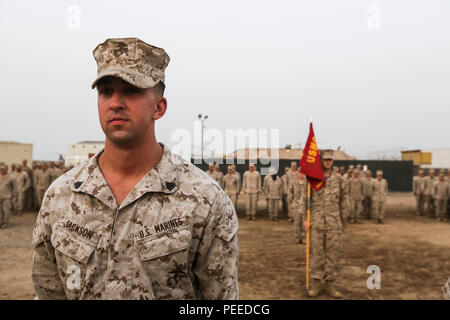 CAMP LEMONIER, Dschibuti (2. August 2015) US Marine Sgt. Ryan Jackson steht vor einer Formation während seiner Förderung-Zeremonie. Jackson ist ein Squad-Leader mit Ostindien-Kompanie, Battalion Landing Team 3. Bataillon, 1. Marineregiment, 15. Marine Expeditionary Unit und verdienstvolles in diesem Monat zum Korporal befördert. Elemente des 15. MEU sind an Land in Dschibuti für Erhaltung Ausbildung zu erhalten und zu verbessern die Fähigkeiten, die sie während ihrer Periode der Einsatzvorbereitenden Ausbildung entwickelt.  Die 15. MEU ist derzeit zur Unterstützung der maritimen Sicherheit und Theater Sicherheit Zusammenarbeit bereitgestellt. Stockfoto