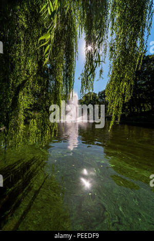 Brunnen in Riga Canal, fließt durch die Bastion Park (Bastejkalns). Lettland Stockfoto