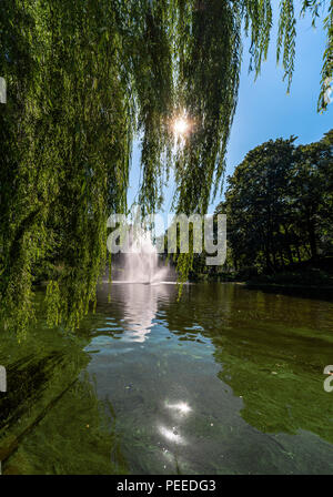 Brunnen in Riga Canal, fließt durch die Bastion Park (Bastejkalns). Lettland Stockfoto