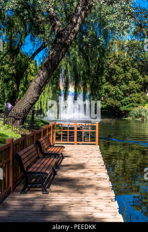 Riga Kanal im Sommer, der durch sie fließt Bastion Park (Bastejkalns). Lettland Stockfoto