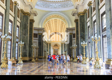 El Capitolio Grand Hall mit Touristen, Innenraum mit Salon de Pasos perdidos, National Capitol Building, Havanna, Kuba Stockfoto