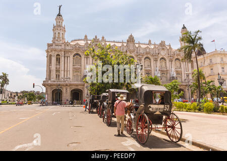 Pferdekutschen im Parque Central, Blick auf Gran Teatro de La Habana, Havanna, Kuba gezogen Stockfoto