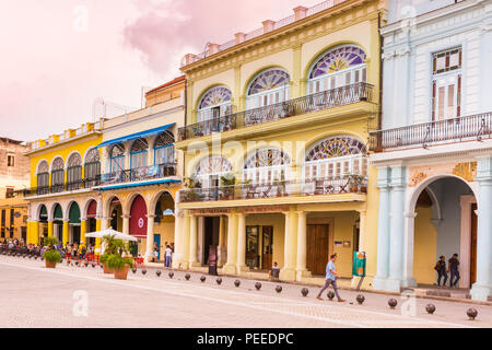 Plaza Vieja, Menschen und Touristen zu Fuß auf beliebten Platz mit restaurierten historischen Gebäuden in Habana Vieja, Havanna, Kuba Stockfoto