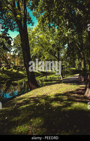 Riga Kanal im Sommer, der durch sie fließt die Bastion Park (Bastejkalns). Lettland Stockfoto