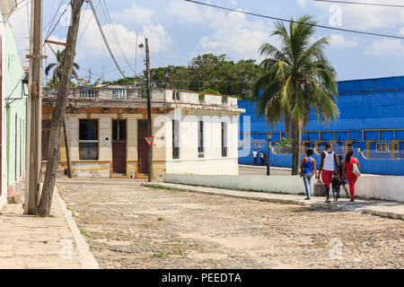 Street Scene, wandern Menschen entlang einer Straße in Regla, einem Vorort von Havanna, Kuba Stockfoto