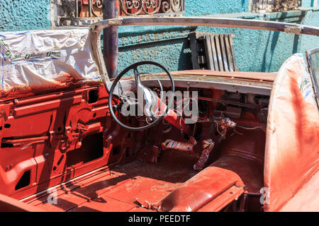 Alte amerikanische Oldtimer Wrack, ausgenommen innen restauriert und neu lackiert in Havanna, Kuba Stockfoto