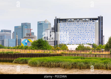 Blick auf telehouse Nord zwei Data Center Gebäude und Canary Wharf, Docklands, London, Großbritannien Stockfoto