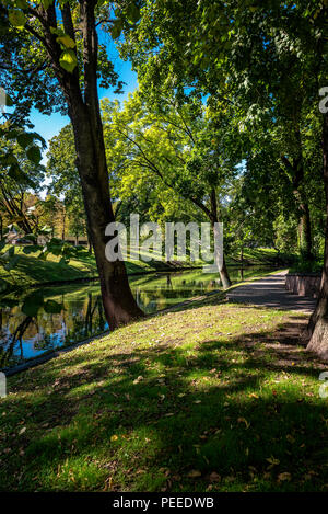 Riga Kanal im Sommer, der durch sie fließt die Bastion Park (Bastejkalns). Lettland Stockfoto