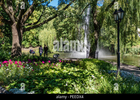 Riga Kanal im Sommer, der durch sie fließt Bastion Park (Bastejkalns). Lettland Stockfoto