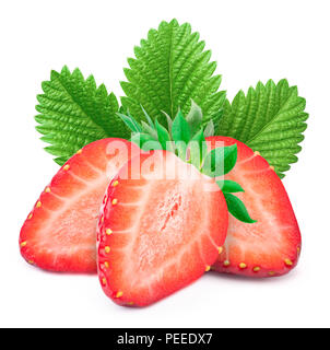 Perfekt retuschiert Erdbeeren mit in Scheiben geschnittenen Hälfte und Blätter auf weißem Hintergrund mit Freistellungspfad isoliert Stockfoto