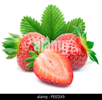 Perfekt retuschiert Erdbeeren mit in Scheiben geschnittenen Hälfte und Blätter auf weißem Hintergrund mit Freistellungspfad isoliert Stockfoto