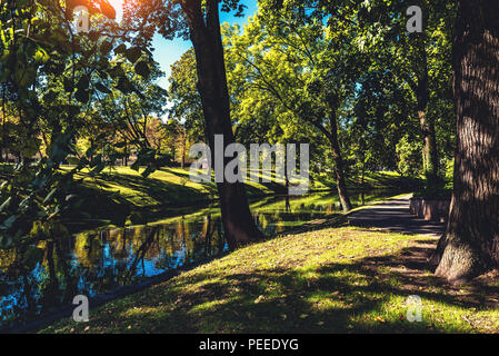 Riga Kanal im Sommer, der durch sie fließt Bastion Park (Bastejkalns). Lettland Stockfoto