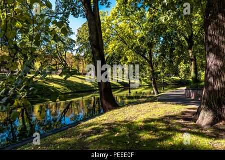 Riga Kanal im Sommer, der durch sie fließt Bastion Park (Bastejkalns). Lettland Stockfoto