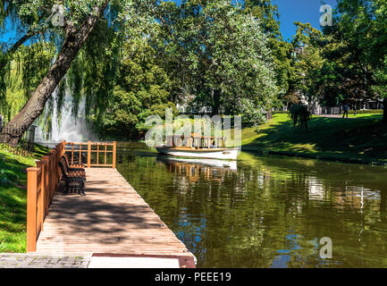 Riga Kanal im Sommer, der durch sie fließt Bastion Park (Bastejkalns). Lettland Stockfoto