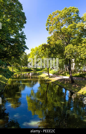 Riga Kanal im Sommer, der durch sie fließt Bastion Park (Bastejkalns). Lettland Stockfoto