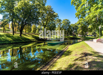 Riga Kanal im Sommer, der durch sie fließt Bastion Park (Bastejkalns). Lettland Stockfoto