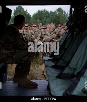 Us-Armee SPC. William Brown, Links, eine 25-jährige gebürtige von Mt. Dora, Fla., B Firma zugewiesen, 43 Assault Helicopter Bataillon, 3.Kavallerie Regiments, 3 Infanterie Division als Mannschaft Leiter an Bord eines UH-60M Black Hawk Hubschrauber informiert die Soldaten der Hund Unternehmen, 1.BATAILLON, 503Rd Infanterie Regiment, 173Rd Infantry Brigade Combat Team (Airborne), 4 Infanterie Division auf, wie sie der Hubschrauber wird während der kommenden Missionen, die die beiden Einheiten werden im Rahmen der Übung Uhlan Fury derzeit gehalten an der Gen. Silvestras Zlikaliskas, Pabrade sind, betreiben, Litauen Stockfoto