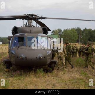 Us-Armee SPC. William Brown, Links, eine 25-jährige gebürtige von Mt. Dora, Fla., B Firma zugewiesen, 43 Assault Helicopter Bataillon, 3.Kavallerie Regiments, 3 Infanterie Division als Mannschaft Leiter an Bord eines UH-60M Black Hawk Hubschrauber, Züge litauische Landstreitkräfte Soldaten an die Großherzogin Birutė Uhlan Bataillon (BUB), zugeordnet, wie man richtig einen landete Black Hawk während seiner Mission bei der Gen. Silvestras Zlikaliskas, Pabrade, Litauen, 10.08.2015 eingeben. Die NATO-Verbündeten sind Ausbildung zusammen als Teil der Übung Uhlan Fury, die Teil eines größeren, laufenden Betrieb Stockfoto