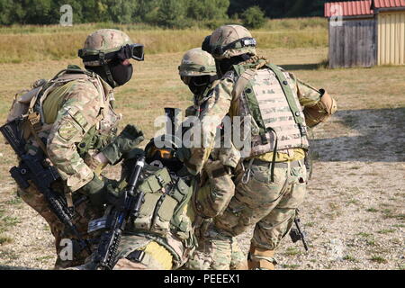 Georgische Soldaten zu Bravo Firma zugewiesen, 22 Leichte Infanterie Bataillon, 2 Infanterie Brigade einen simulierten Unfall ziehen, während die Durchführung einer städtischen Patrol lane Übung während einer Mission Rehearsal Übung (MRE) am Joint Multinational Readiness Center in Hohenfels, Deutschland, August 9, 2015. Georgische Soldaten führen die MRE neben US Marine Corps Mentoren, bevor sie nach Afghanistan, um die Fähigkeiten, die notwendig sind, neben der International Security Assistance Force partner Kräfte in einer aufstandsbekämpfung Umfeld zu schärfen. (U.S. Armee Foto von SPC. Brian Chaney/Freigegeben) Stockfoto